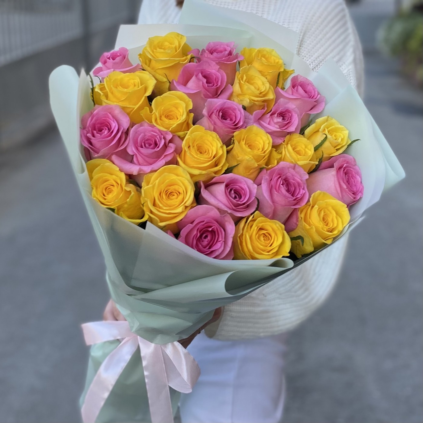 25 розовых и желтых роз 60 см